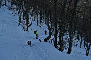 96 Dal Passo di Grialeggio sul sent. 136 scendiamo pestando neve ramponati 